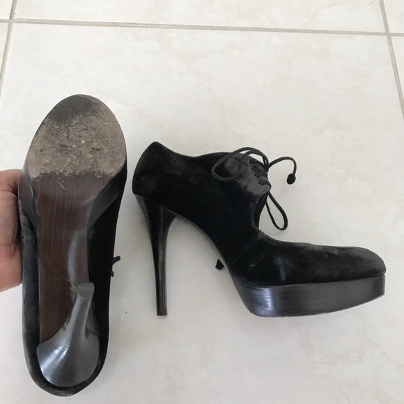 Gorgeous Black velvet Stuart Weitzman heels. - Picture 3 of 7